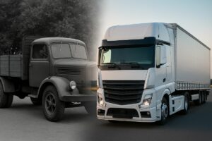 Confronto tra un camion d'epoca e un camion moderno a simboleggiare l'evoluzione del trasporto merci nel tempo