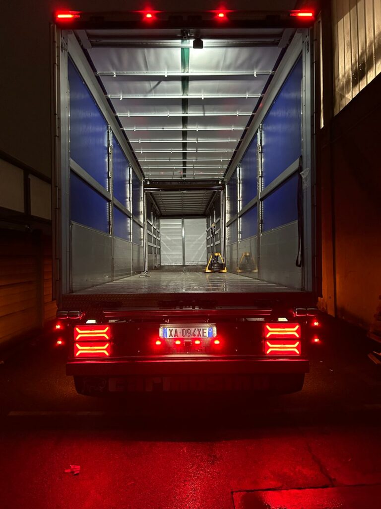 Illuminazione LED Vano Carico: Sicurezza e Efficienza 24/7 | Autotrasporti Borroni