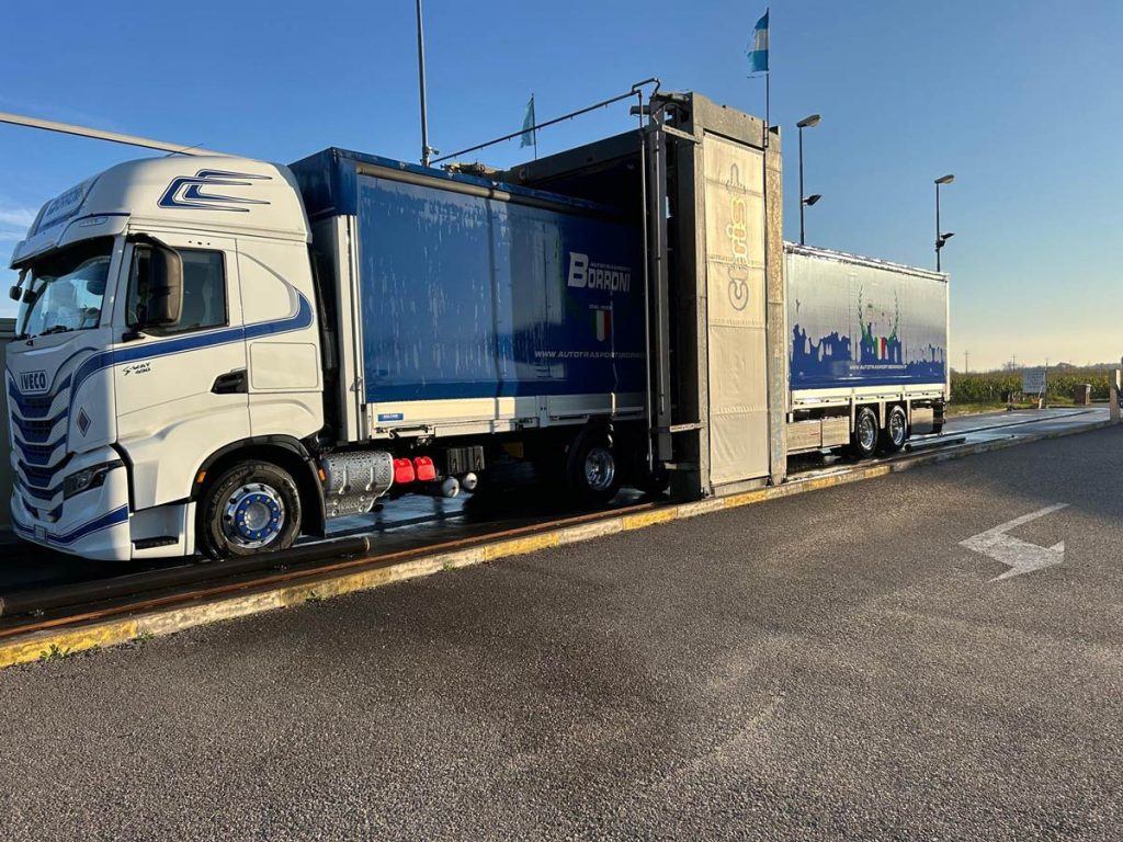 La pulizia è professionalità. Scopri come Autotrasporti Borroni cura i suoi mezzi con un lavaggio camion meticoloso. Brillantizza e affidabilità assicurate.